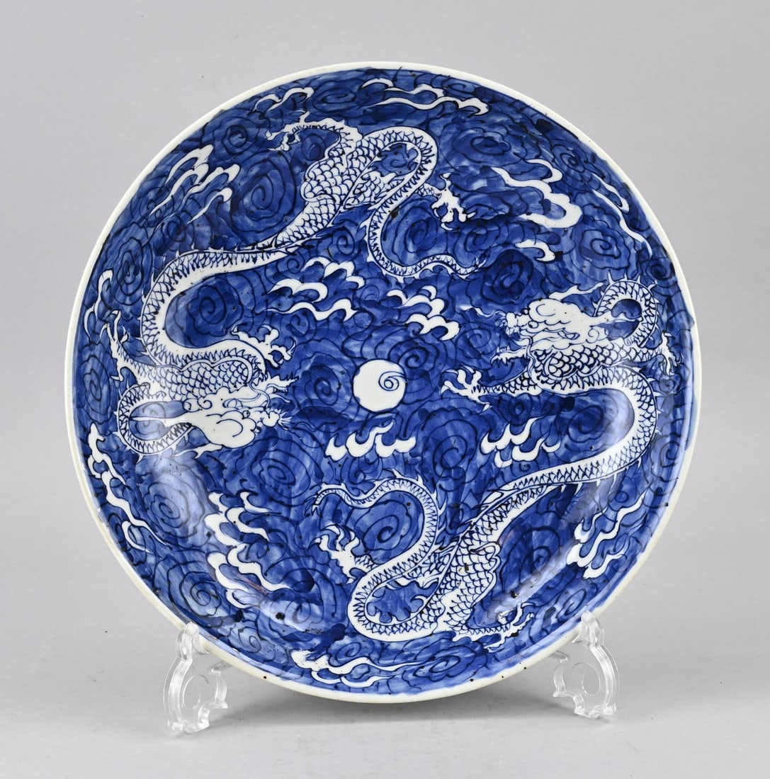 Chinese dragon dish Ø 31.2 cm.: Old Chinese porcelain deep dragon dish with good luck symbols on the reverse. Dimensions: 7 x Ø 31.2 cm. In good condition.