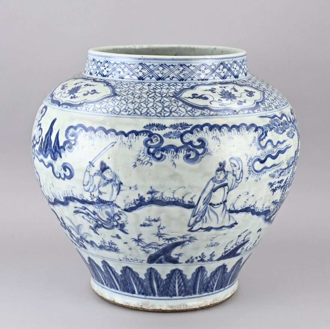 Large Chinese vase, H 37 cm.: Old Chinese porcelain vase with warriors in a landscape setting. Dimensions: H 37 cm. In good condition.
