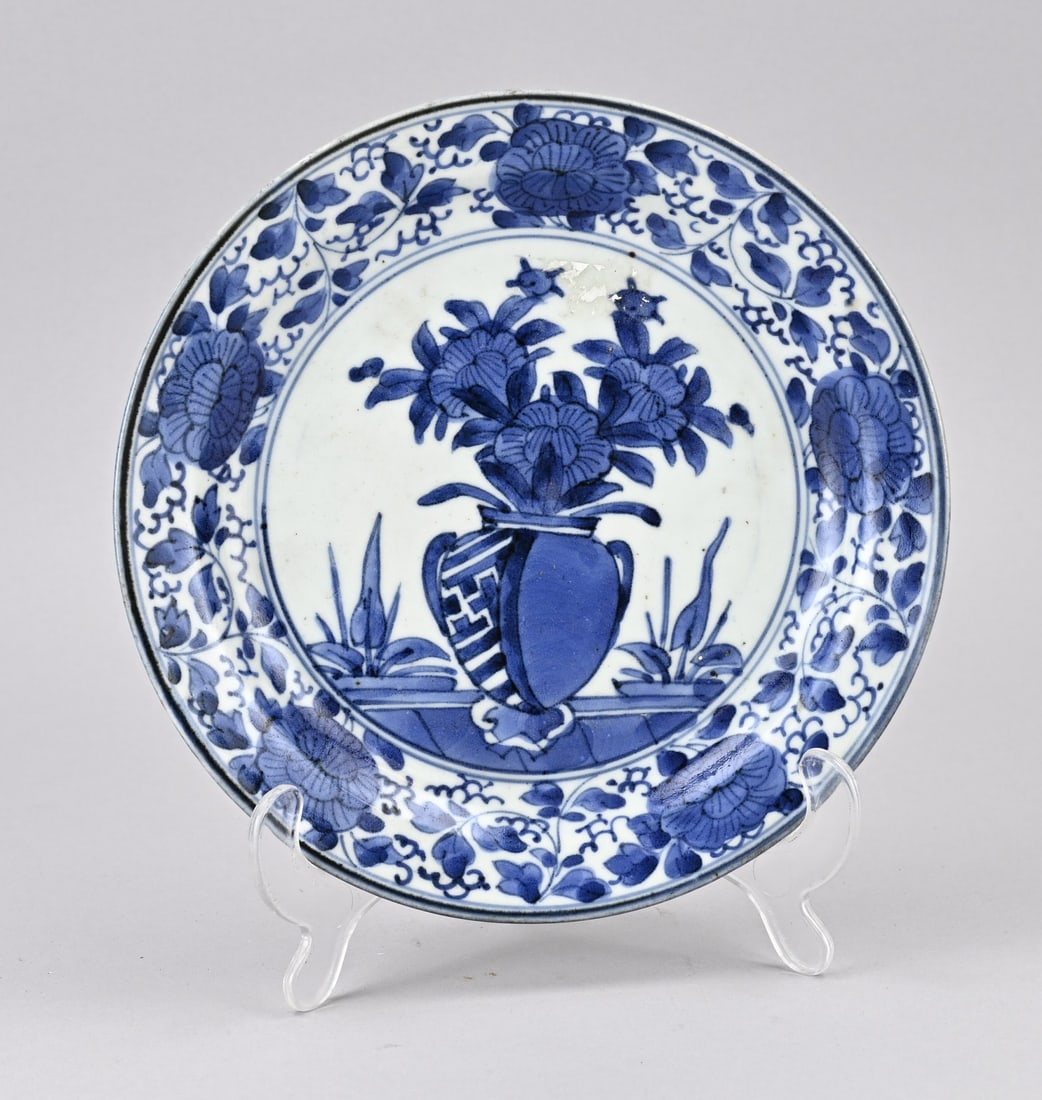 Japanese Arita plate Ø 22 cm.: Antique Japanese porcelain Arita plate with flower vase decoration. Circa 1700. Dimensions: Ø 22 cm. In good condition.