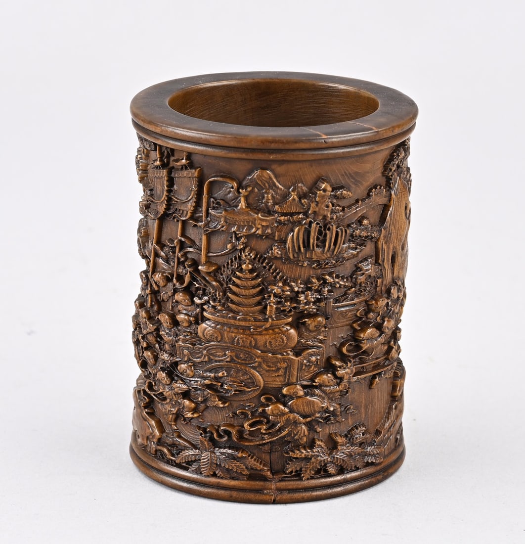 Chinese brushpot, 12 cm.: Finely decorated, bamboo-carved Chinese brushpot with Thousand Fools decoration. 20th century. Dimensions: 12 cm. In good condition.
