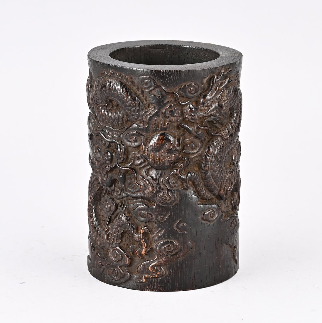 Chinese paintbrush holder, 15 cm.: Old/antique Chinese bamboo brushpot with dragon decoration. 20th century. Dimensions: 15 cm. In good condition.