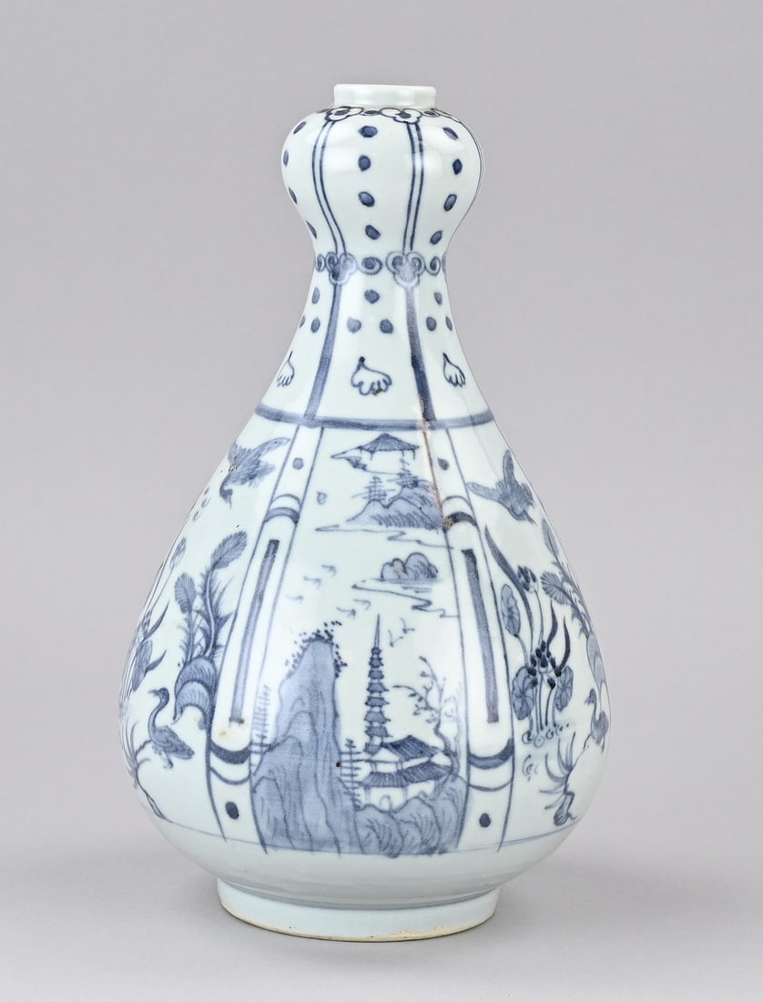 Chinese vase, H 27 cm.: Chinese porcelain bulbous vase with stage sets in a landscape decoration. 20th century. Dimensions: H 27 cm. In good condition.