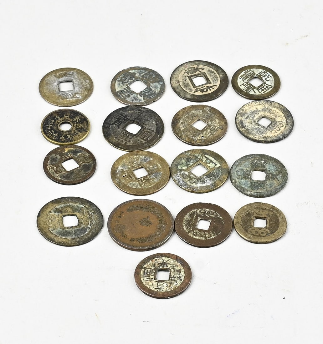 Lot of Chinese coins (17 pcs.): Lot of 17 old/antique Chinese coins, mostly bronze. Dimensions: Ø 1.4 - Ø 2.8 cm. In good condition.