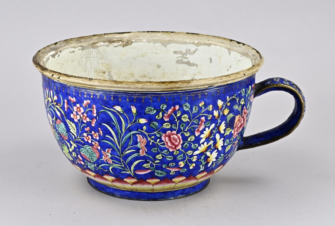 Chinese chamber pot Ø 24 cm. (1 of 2)
