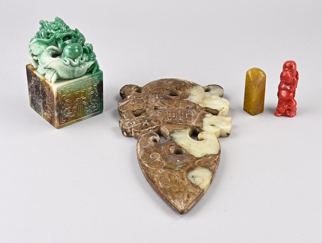 4 Parts old/antique China: Four parts of various old/antique China. 20th century. Including: jade, soapstone, coral, lacquer stamps + amulet + figure. Dimensions: 7 x 30.5 cm. In good condition.
