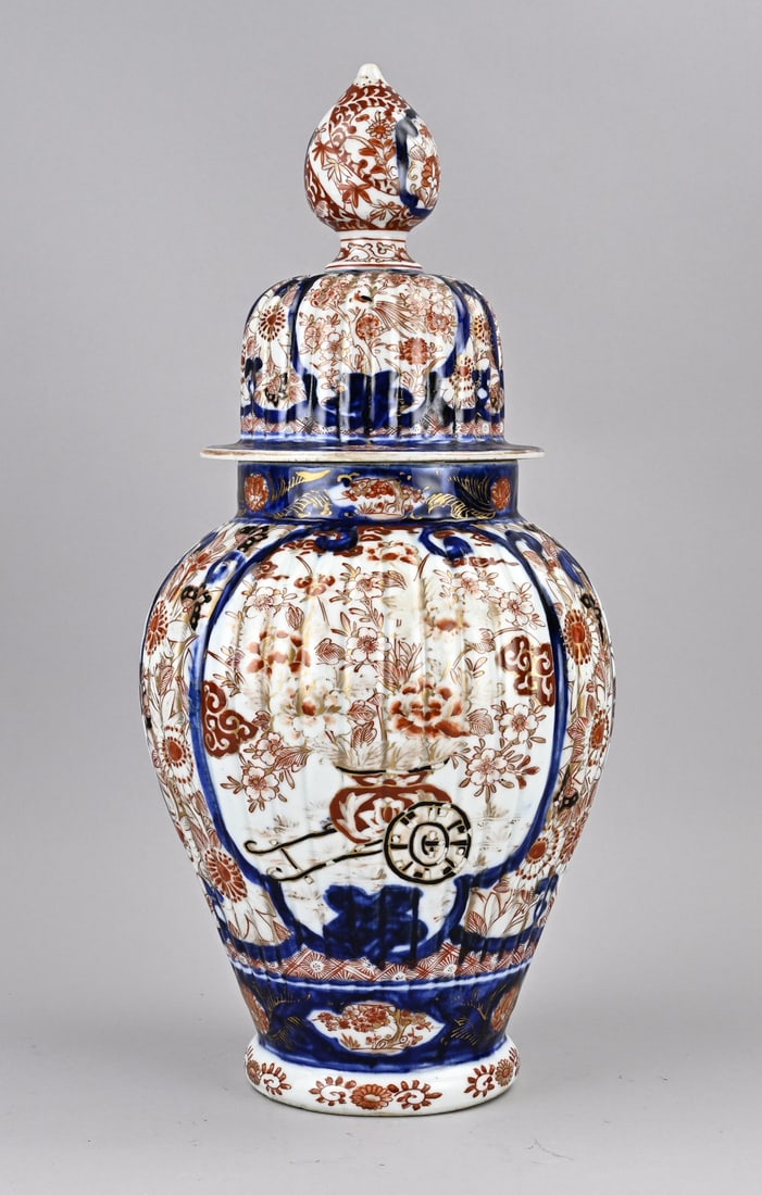 Japanese Imari lidded vase, H 46 cm.: 19th-century Japanese porcelain Imari lidded vase with ridges, floral and gold decoration. Dimensions: H 46 cm. In good condition.
