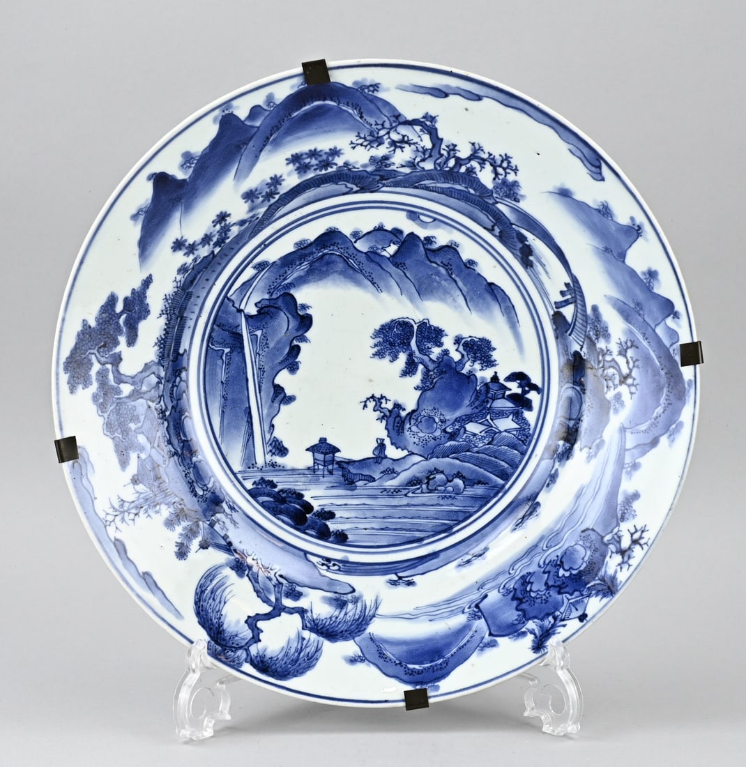Japanese dish Ø 34.7 cm.: Large 18th-19th century Japanese porcelain dish with landscape decoration. Dimensions: Ø 34.7 cm. In good condition.