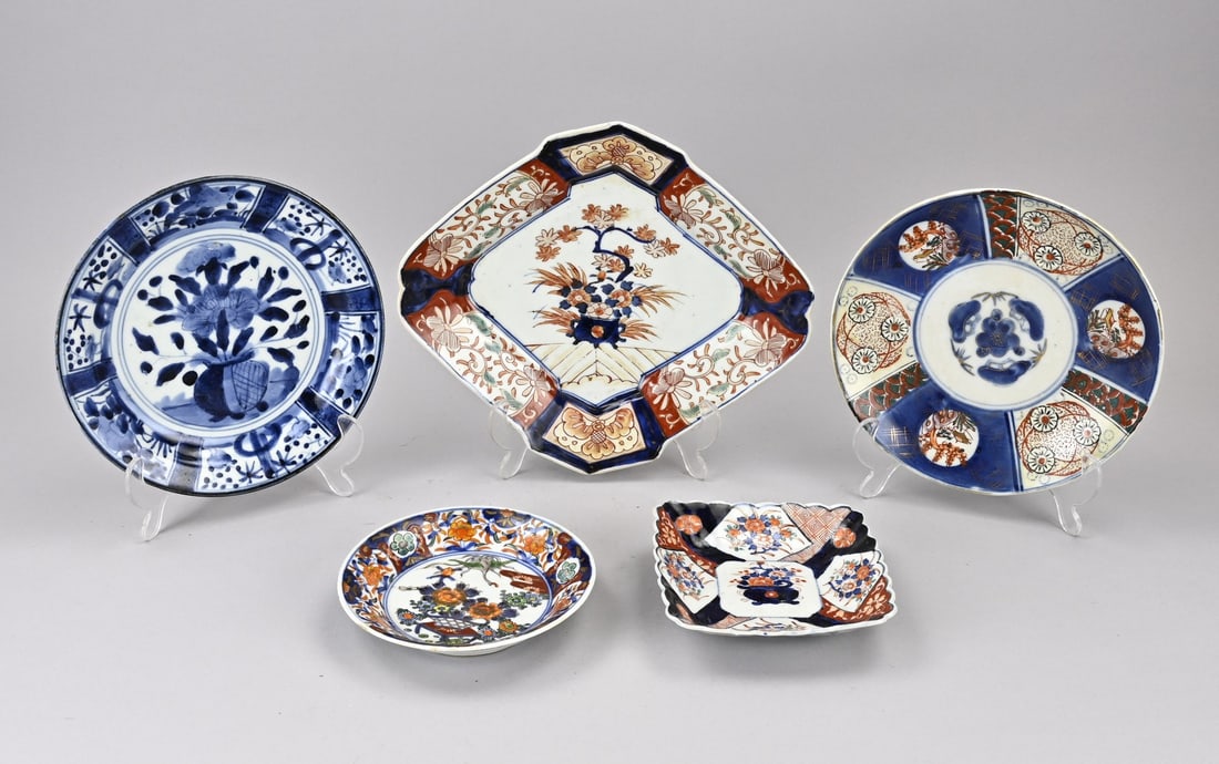 5x Japanese Imari plate Ø 14.5 - 28.5 cm.: Five diverse antique Japanese porcelain Imari plates. Dimensions: Ø 14.5 - 28.5 cm. In good condition.