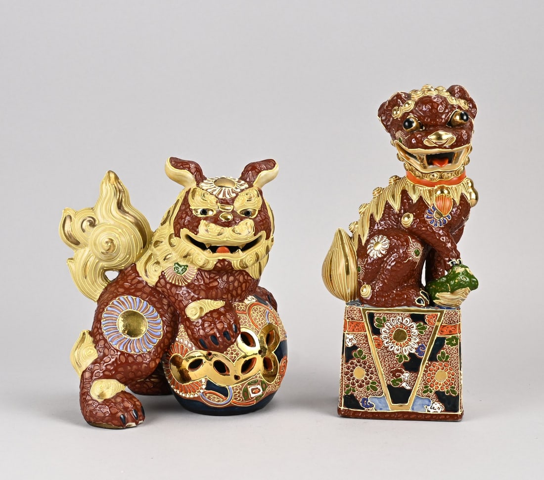 2x Satsuma porcelain (Japan): Two beautiful Japanese Satsuma temple figures of porcelain with gold decoration. Marked. First half of the 20th century. Dimensions: 20 x 26 cm. In good condition.