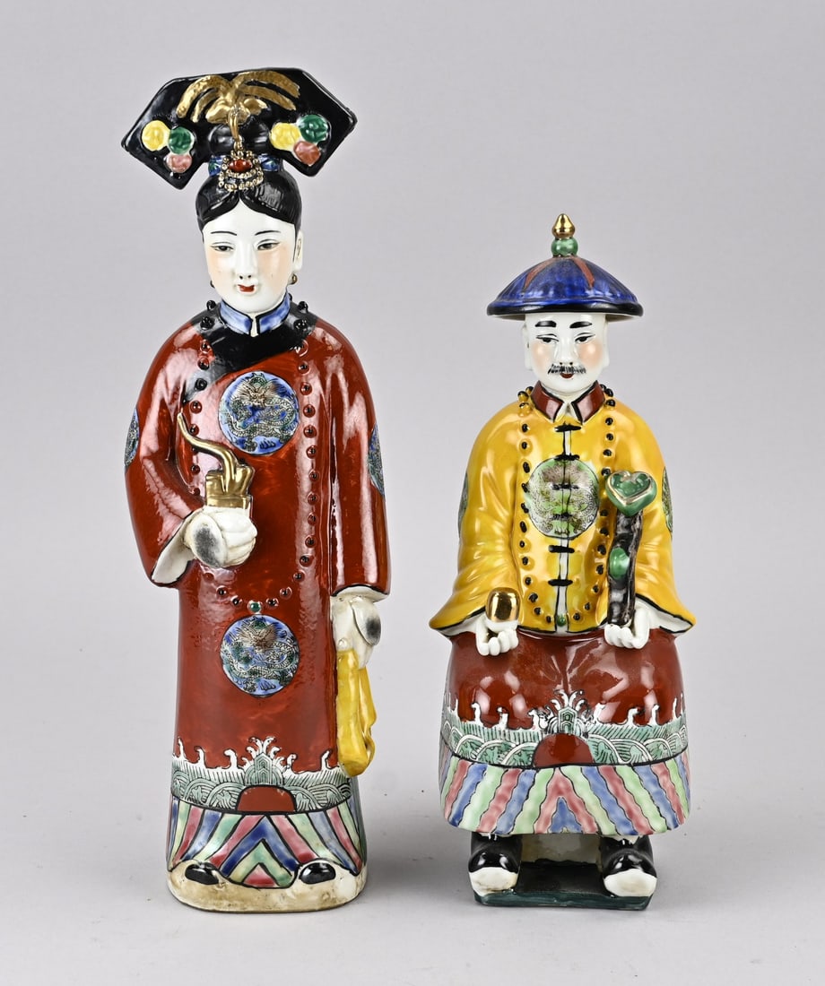 2x Chinese figure, H 28 cm. (1 of 2)