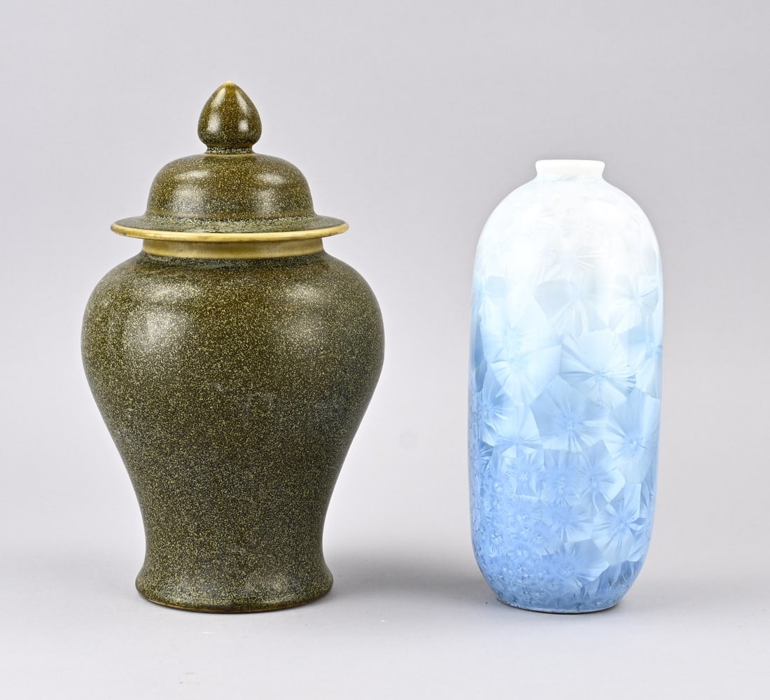 2x Chinese vase: Two Chinese porcelain vases. 1x Lidded vase with base mark, tea glaze. 1x Vase with star-shaped glaze + six-character base mark. Dimensions: H 21 - 26 cm. In good condition.