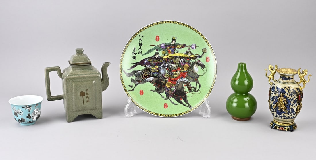 Lot of Chinese porcelain (5x): Five pieces of diverse Chinese porcelain. 20th century. Including: teapot, vase with bronze, Rose Family cup, Cantonese plate, and a bulbous vase. Base marks. Dimensions: 8 x 25 cm. In good condition.
