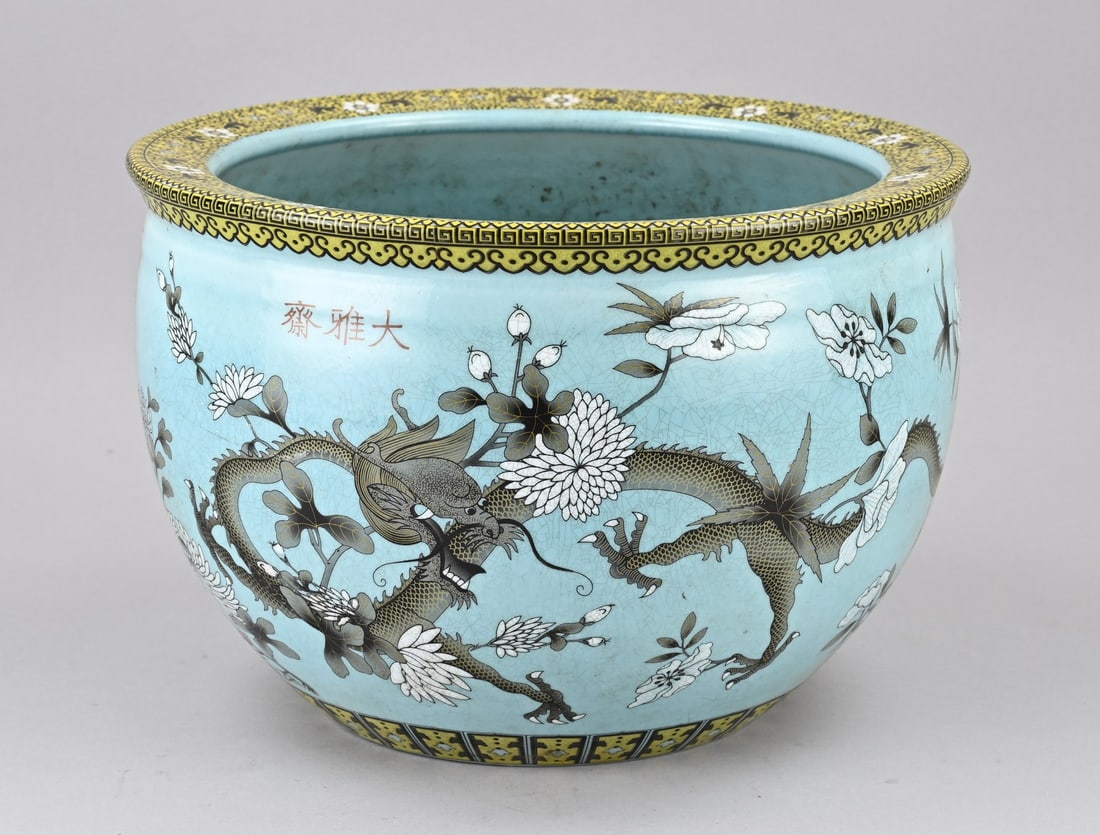 Chinese flower pot Ø 30.4 cm.: Chinese porcelain Rose Family flowerpot with dragon decoration + signature. 20th century. Dimensions: H 20.8 x Ø 30.4 cm. In good condition.