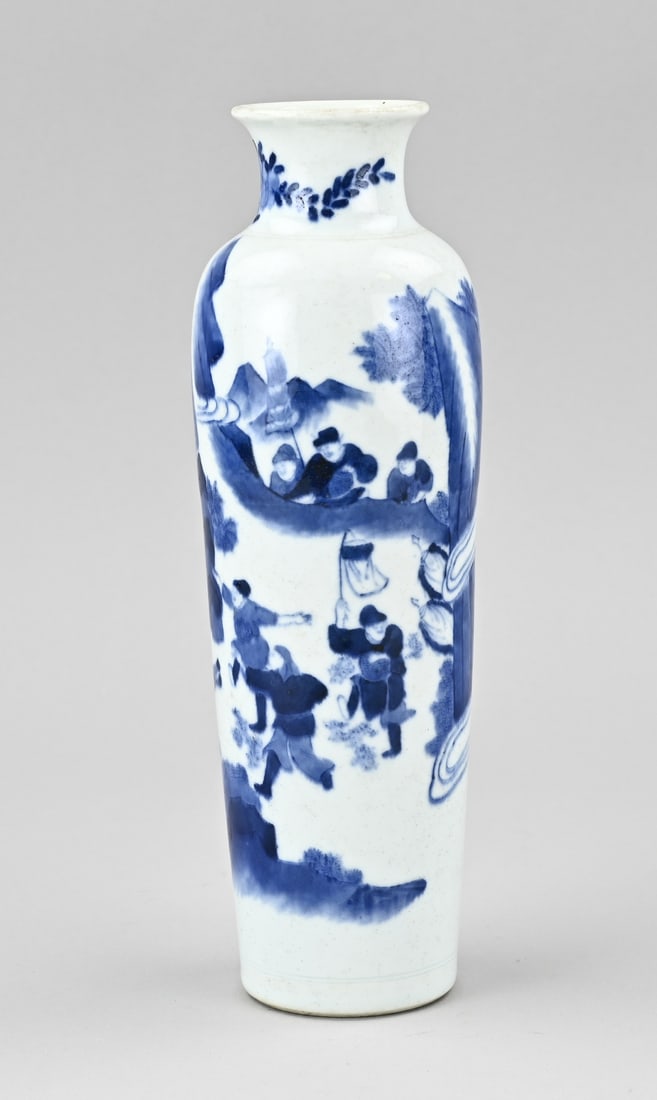 Chinese scroll vase, H 26 cm.: 18th-century Chinese porcelain cylinder vase with figures in a landscape decoration. Dimensions: H 26 cm. In good condition.