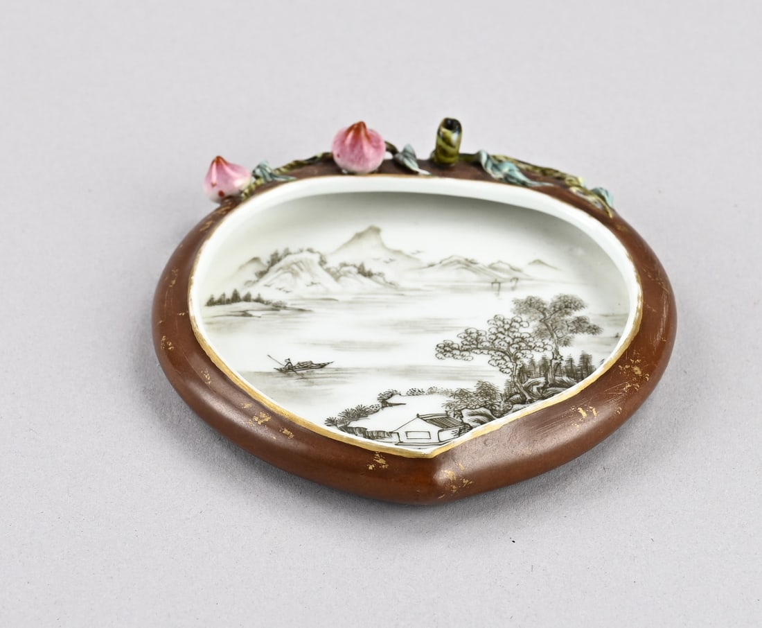 Chinese water bowl: Chinese porcelain Rose Family water basin in peach shape, with landscape decoration. Base mark. Dimensions: 10 x 10 x 1.5 cm. In good condition.