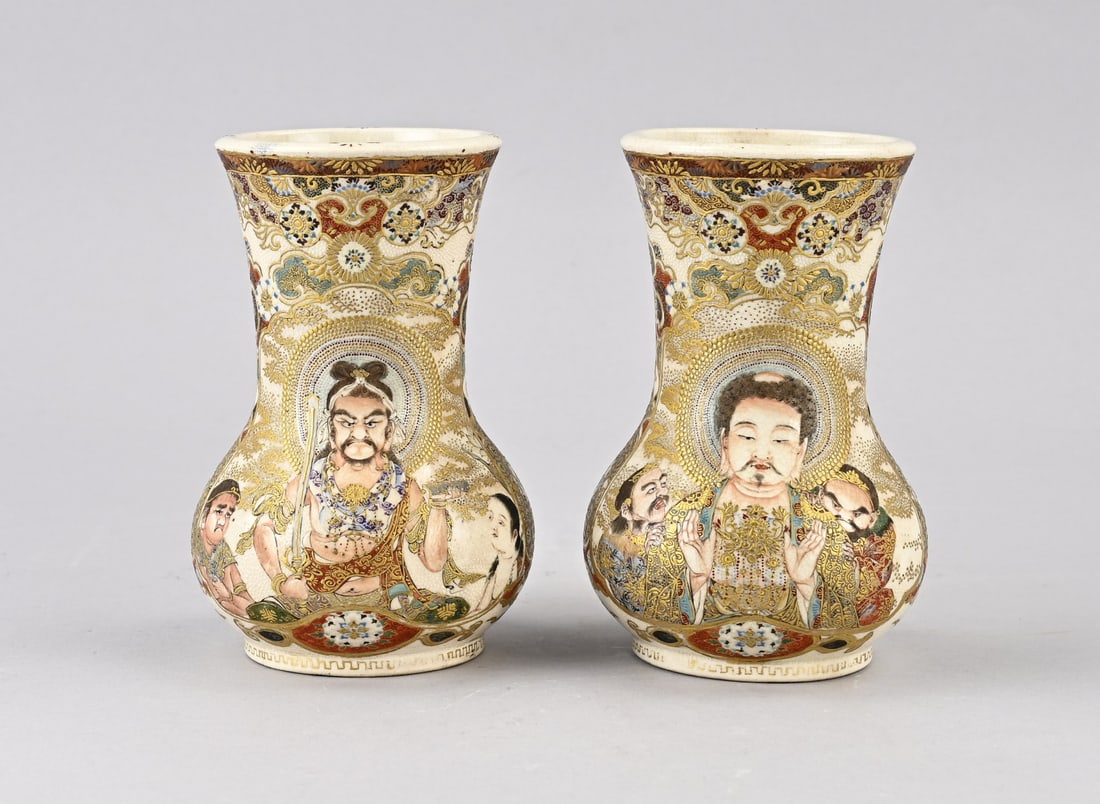 2x Japanese Satsuma vase, H 14.7 cm.: Two antique and very finely decorated Japanese porcelain Satsuma vases with figures/gold decoration. Dimensions: H 14.7 cm. In good condition.