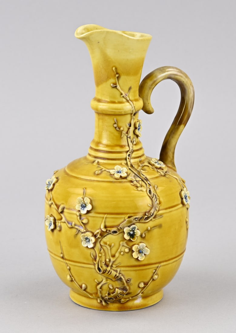 Chinese wine jug, H 19 cm.: Chinese porcelain Sung wine jug with raised floral decoration. Base mark. Dimensions: H 19 cm. In good condition.