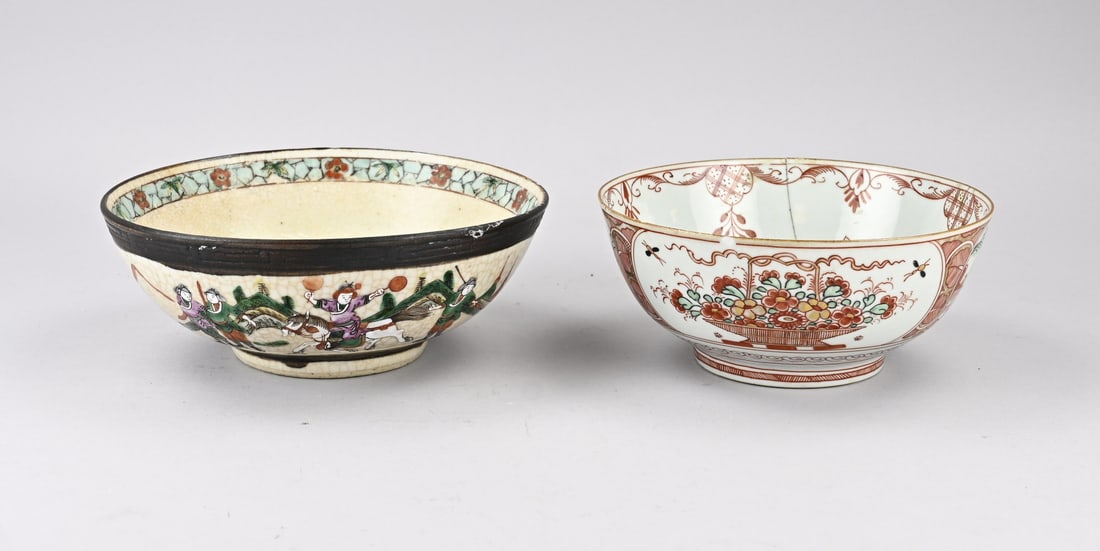 2x Chinese bowl Ø 20.5 - 23.5 cm.: Two antique Chinese bowls. 1x Cantonese with warrior decoration. 1x Imari bowl (glued). Dimensions: Ø 20.5 - 23.5 cm. In fair/good condition.
