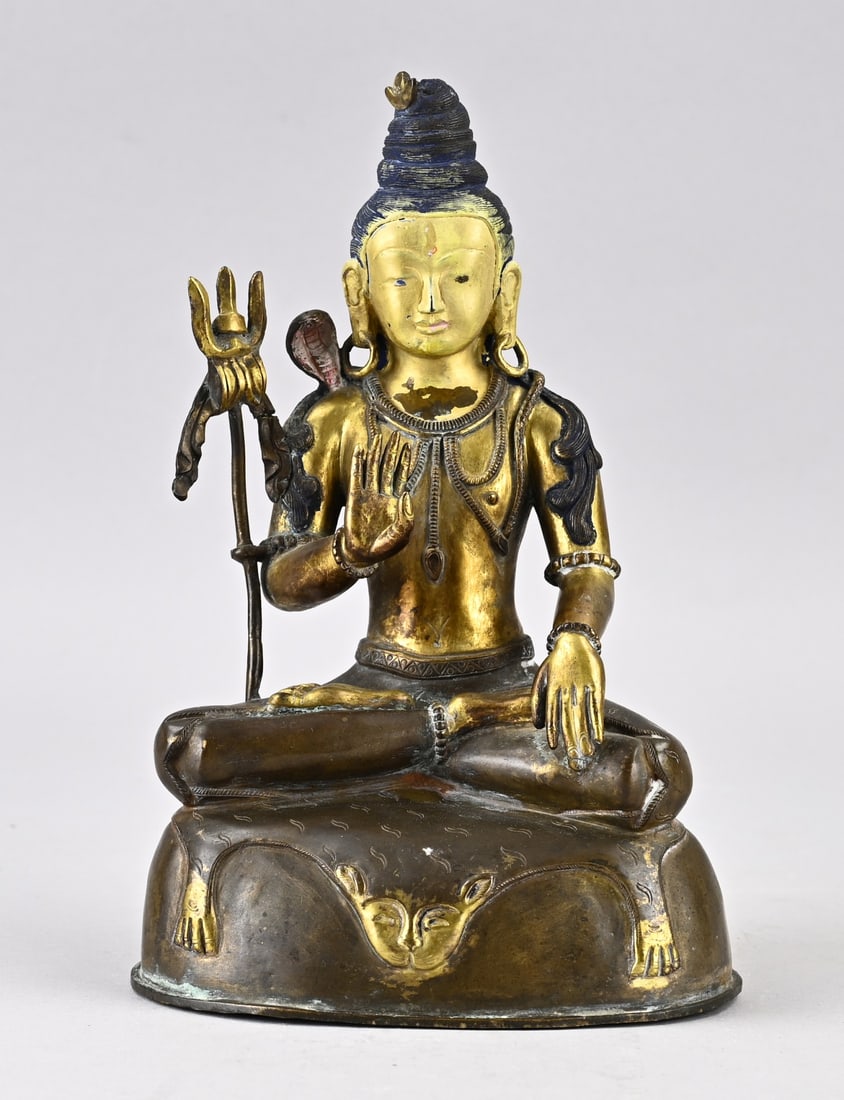 Bronze Buddha figure, 22.4 cm.: Antique Chinese bronze Buddha with polychromy + residual gilding. Nepal or Tibet. Mahayana Buddhism. 19th century. Dimensions: H 22.4 cm. In good condition.