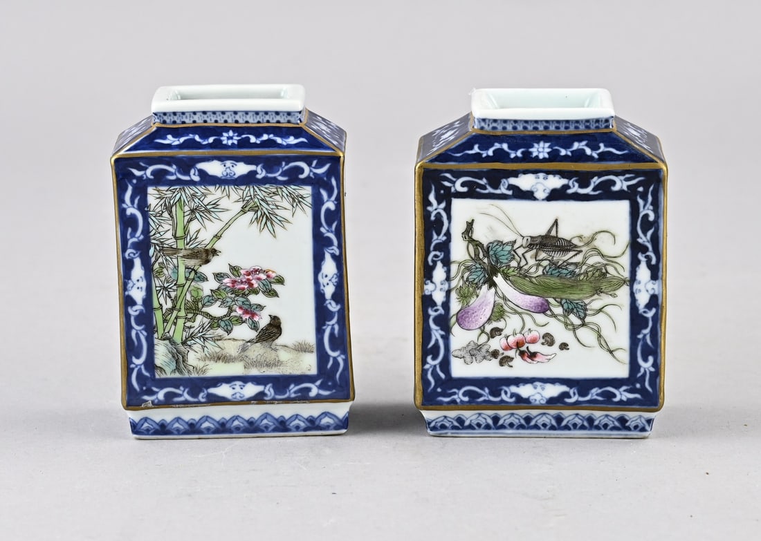 2x Chinese vase (square), H 8.5 cm.: Two square Chinese porcelain Rose Family vases with floral/fauna and gold decoration. With base mark. Dimensions: H 8.5 cm. In good condition.