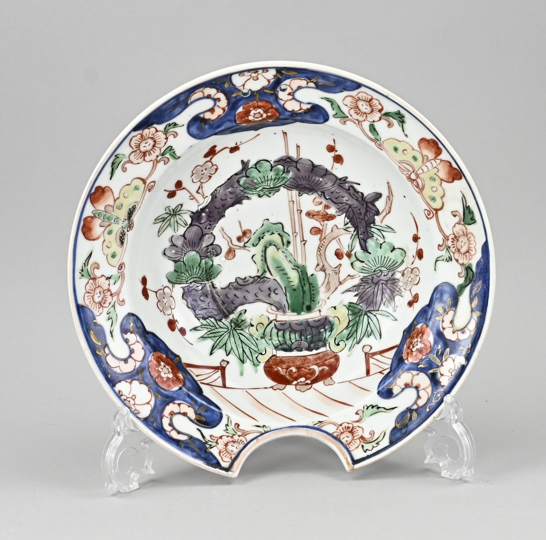 Chinese Imari shaving basin Ø 26 cm.: 18th-century Chinese porcelain Imari shaving basin with flower vase/butterfly decoration. Dimensions: H 6.8 x Ø 26 cm. In good condition.