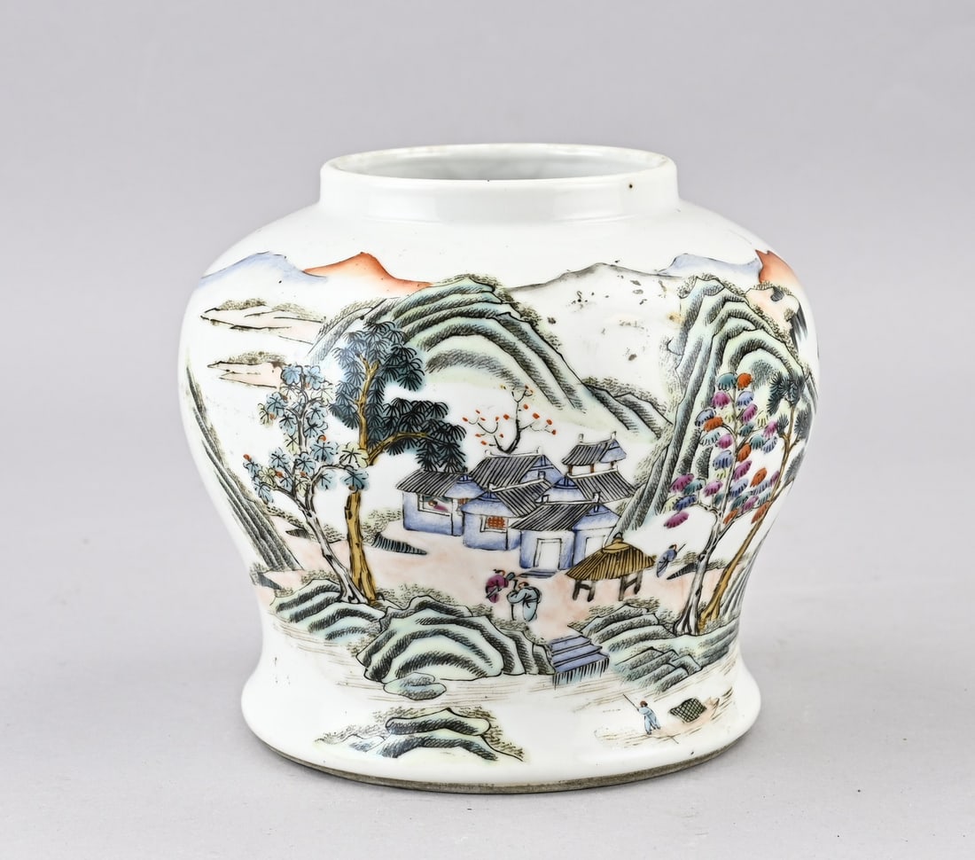 Chinese vase, H 15 - Ø 15 cm.: 19th-century Chinese porcelain Rose Family vase with figures in a mountain village/text decoration + signature. Dimensions: H 15 x Ø 15 cm. In good condition.