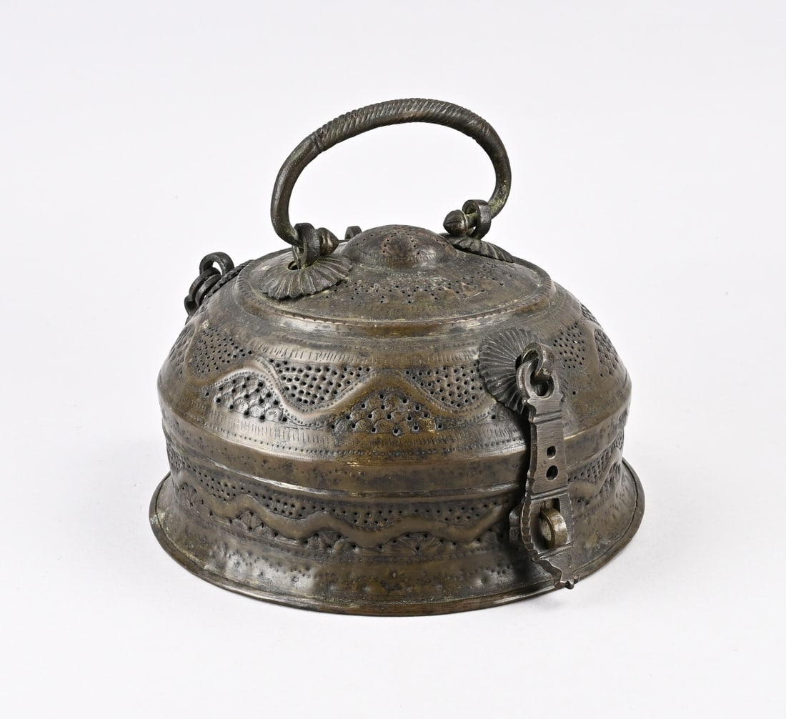 Chinese lidded box, Ø 23 cm. (1 of 2)