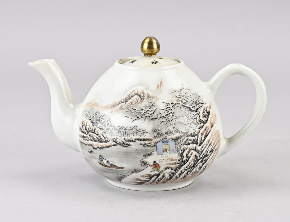 Chinese teapot Ø 10 cm.: Antique Chinese porcelain Rose Family teapot with winter landscape decoration + text. With base mark. Circa 1900. Dimensions: 11 x 16.5 x Ø 10 cm. In good condition.