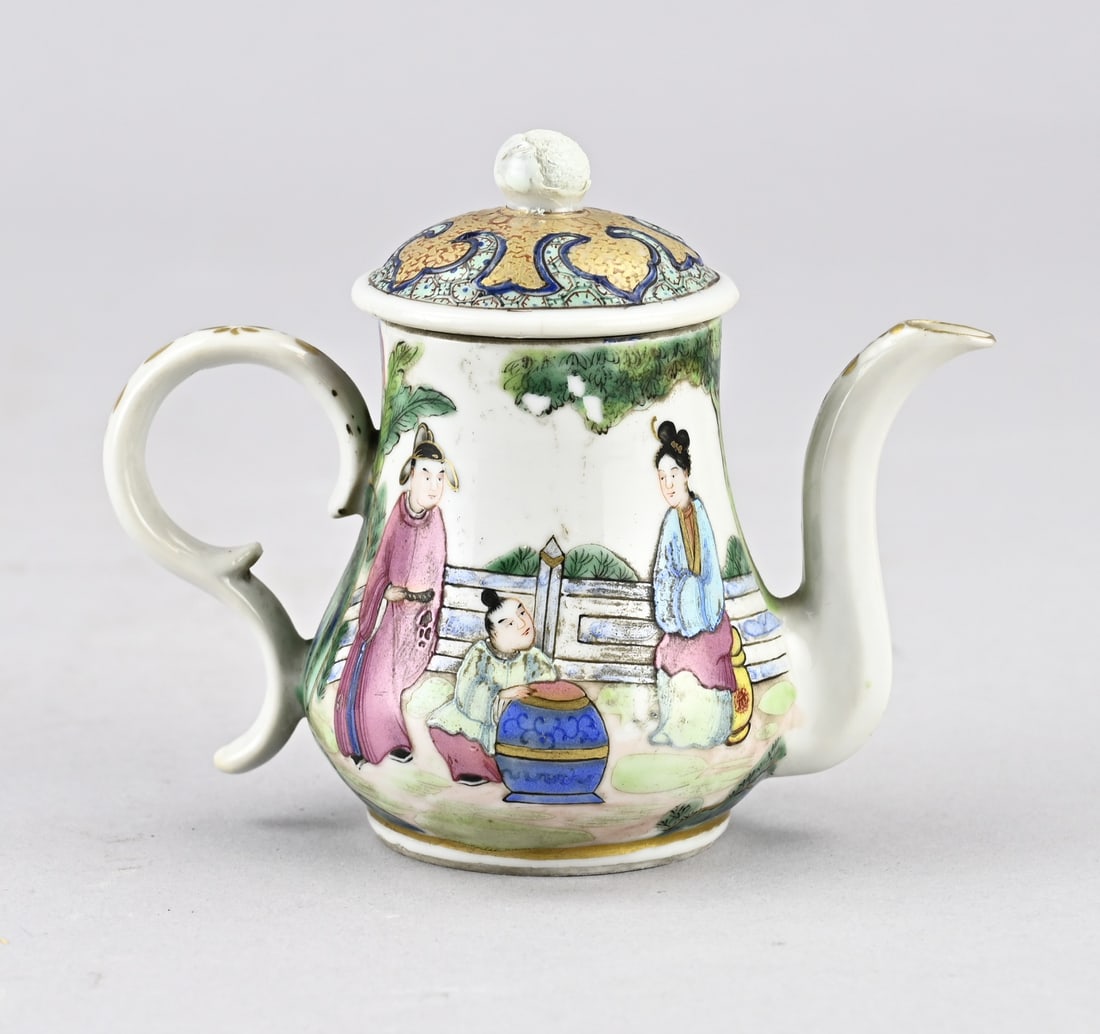 Chinese teapot, 9.4 cm.: Exceptional small 18th-century Rose Family teapot with figures in a garden and gold decoration. Dimensions: 9.4 cm. Glaze loss on the lid knob. In fair/good condition.
