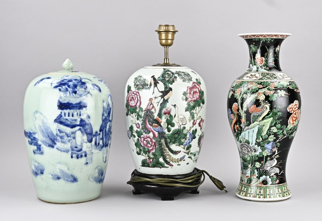 3x Chinese vase, H 35 - 41 cm.: Three antique Chinese porcelain vases. 1x Familie Noir, damage to the top rim. 1x Lidded vase, figural decoration, chipped lid. 1x Vase-lamp, chipped. Dimensions: H 35 x 41 cm. In reasonable
