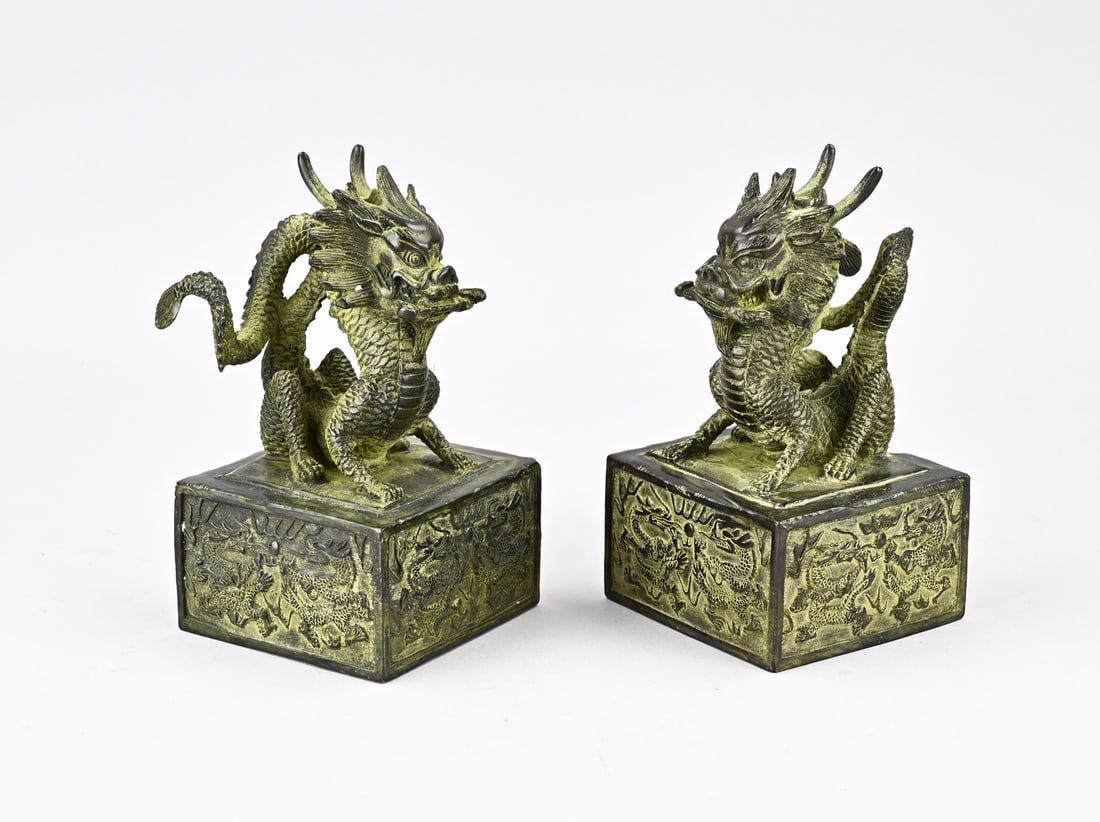 2x Stamp (dragon), 19 cm.: Two old Chinese bronze dragon stamps with green patina. 20th century. Dimensions: 19 cm. In good condition.
