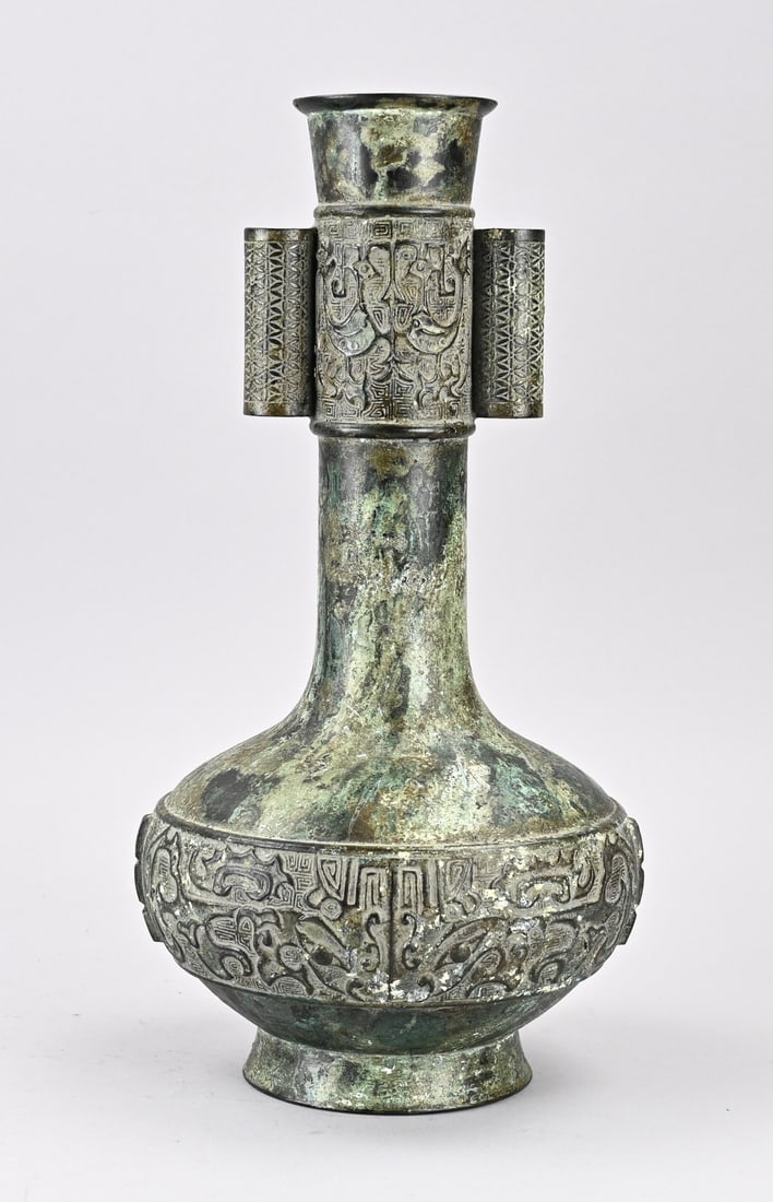 Chinese bronze vase. (1 of 2)