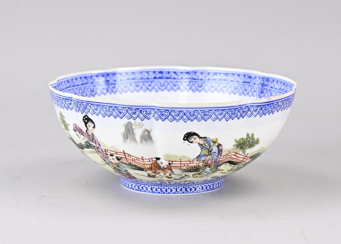 Chinese eggshell bowl Ø 18.2 cm.: Old Chinese porcelain (Republic) eggshell bowl with figures in a garden decor. Base mark. 20th century. Dimensions: H 7.5 x Ø 18.2 cm. In good condition.