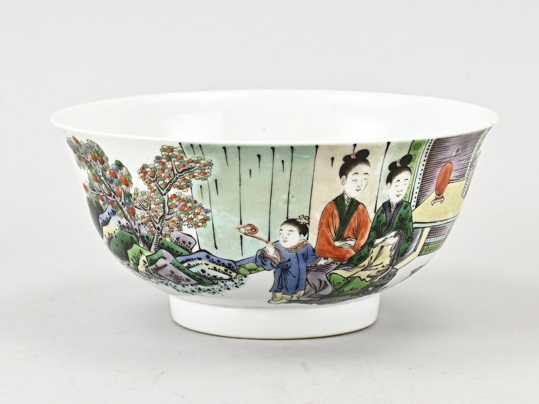 Chinese bowl Ø 17.6 cm.: Antique Chinese porcelain Kang Xi marked Familie Verte bowl with geishas and jester in interior decoration. Six-character base mark. Dimensions: H 7.9 x Ø 17.6 cm. In good condition.