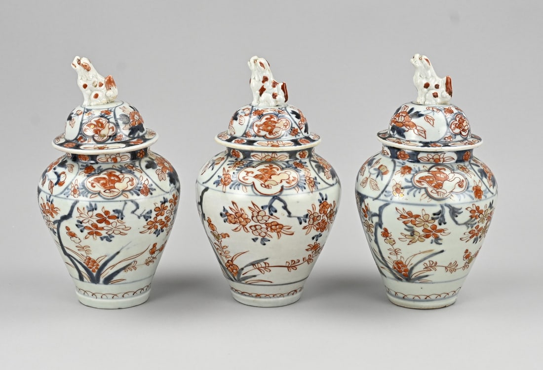 3x Imari lidded vase (1 of 2)