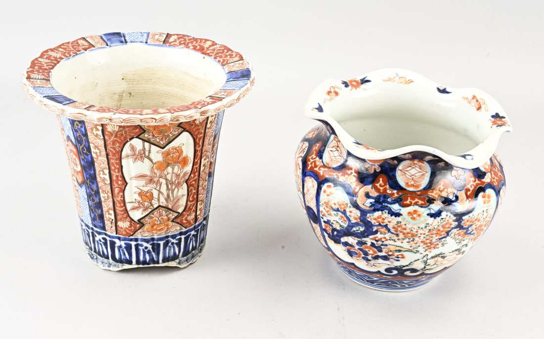 2x Japanese Imari flower pot: Two 19th-century Japanese Imari porcelain flowerpots with floral/animal decoration. Dimensions: 19 x 20 cm. In good condition.