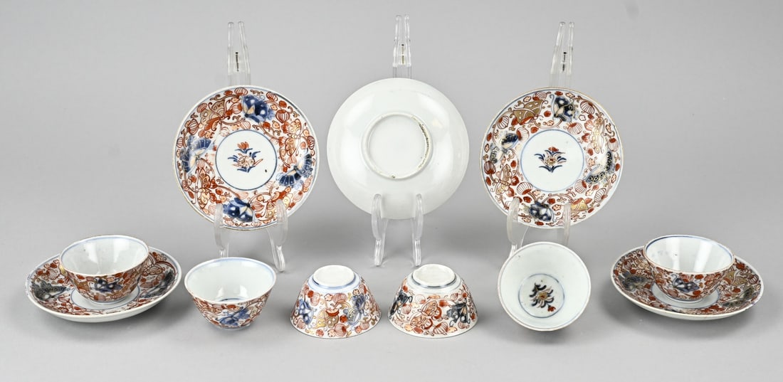 Lot Imari cups/saucers (Chinese): Lot of 18th-century Imari porcelain cups and saucers. Consisting of: five saucers and six cups. Floral/butterfly/gold decoration. Four saucers in good condition, one saucer with a hairline crack.