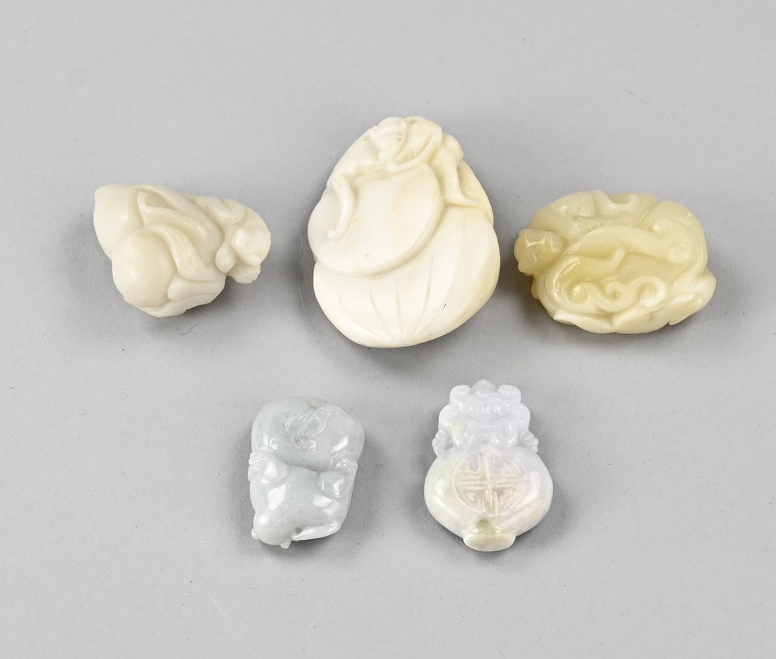 Lot of jade cuttings (5x): Five old/antique Chinese jade carvings. Various. 20th century. Size: 4 - 6.5 cm. In good condition.