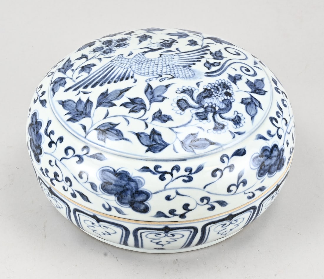 Chinese lidded box Ø 20 cm.: Chinese porcelain lidded box with floral/phoenix decoration. Dimensions: H 11 x Ø 20 cm. In good condition.