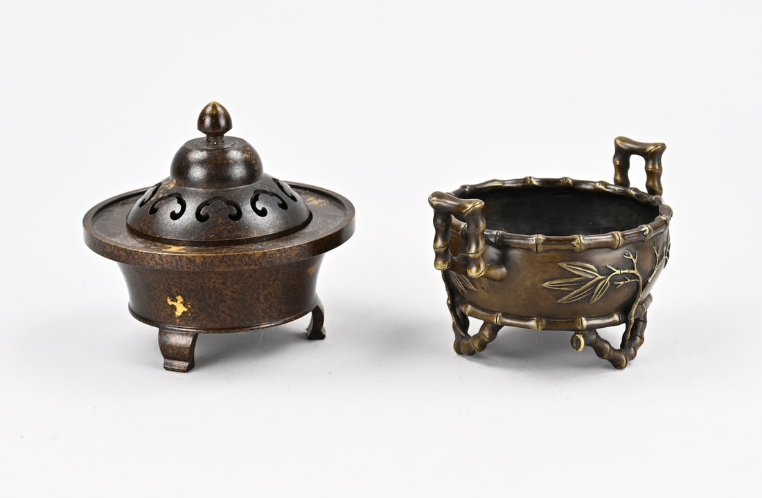 2x Bronze incense burner: Two old Chinese incense burners with base marks. 20th century. One with bamboo decoration. Dimensions: 10 x 13 cm. In good condition.