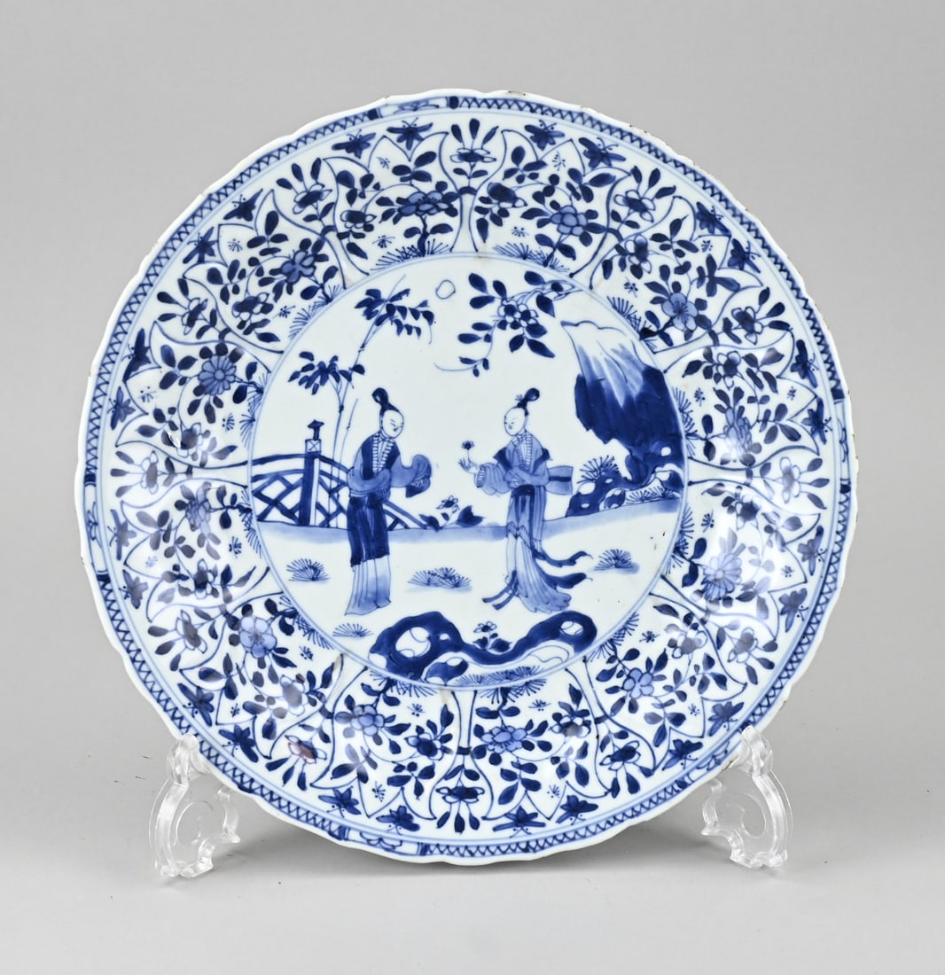 Chinese Kang Xi dish Ø 27.7 cm.: 17th - 18th Century Chinese porcelain Kang Xi dish with decoration of Long Lijs in a garden, with contoured rim. Dimensions: Ø 27.7 cm. Hairline crack + rim frit. In fair/good condition.