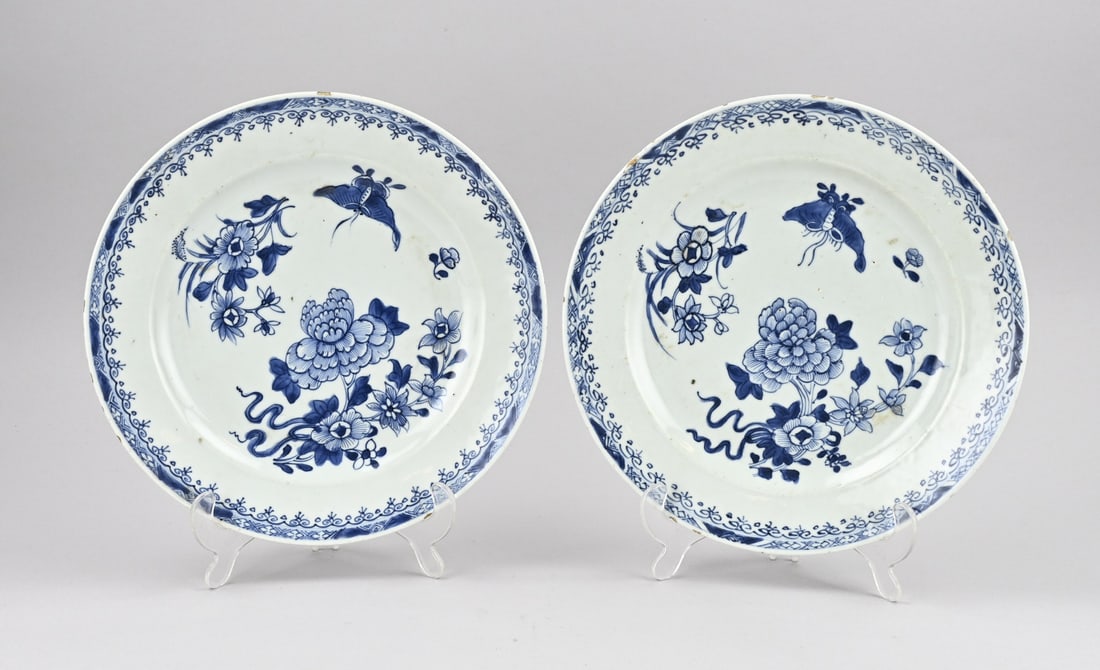 2x Chinese Cheng Lung plate Ø 28.3 cm.: Two 18th-century Chinese porcelain Cheng Lung plates. Floral with butterfly decoration. One plate has a hairline crack and a chip. One plate has chips. Dimensions: Ø 28.3 cm. In reasonable
