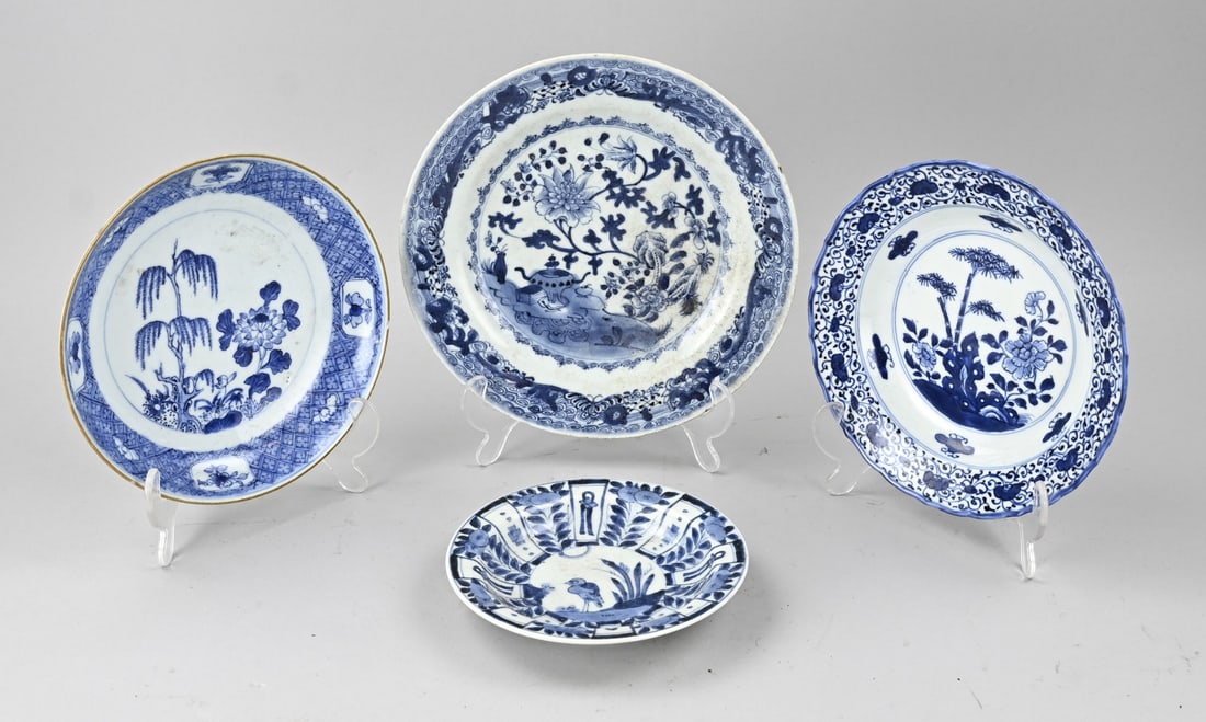 4x Chinese plate Ø 16 - 23 cm.: Four antique Chinese porcelain plates. 2x Cheng Lung, one damaged and one with a chip. 1x Circa 1890, with garden decor. 1x 19th Century, Wanli style. Dimensions: Ø 16 - 23 cm. In fair/good