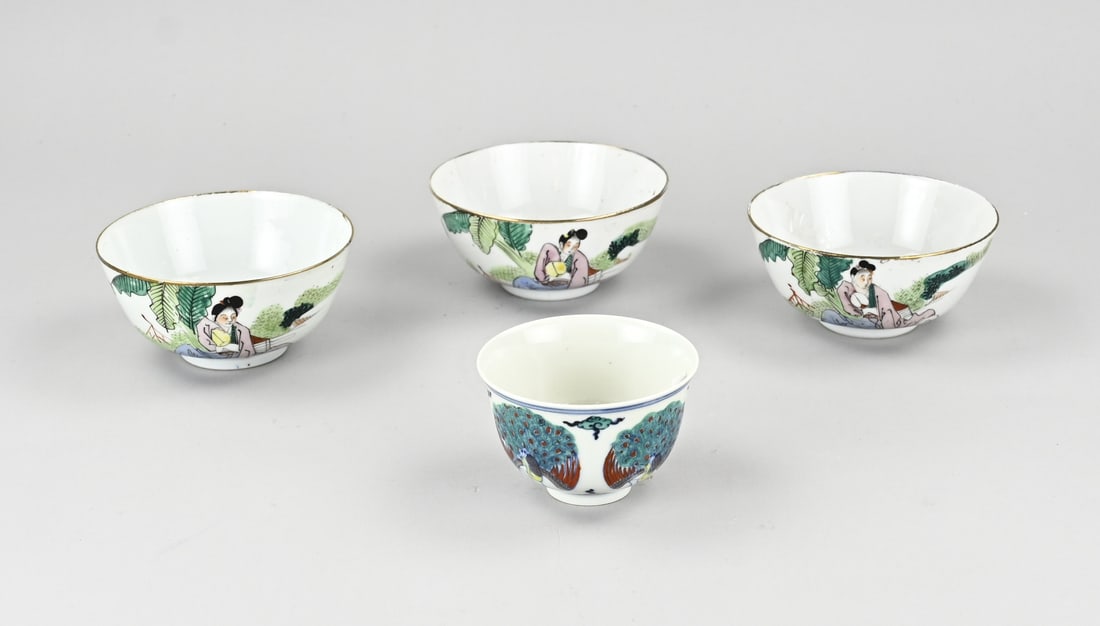 4x Chinese bowl: Four Chinese porcelain bowls. 19th - 20th century. Base marks. One bowl has a hairline crack. Dimensions: 8.7 - 11.5 cm. In fair/good condition.