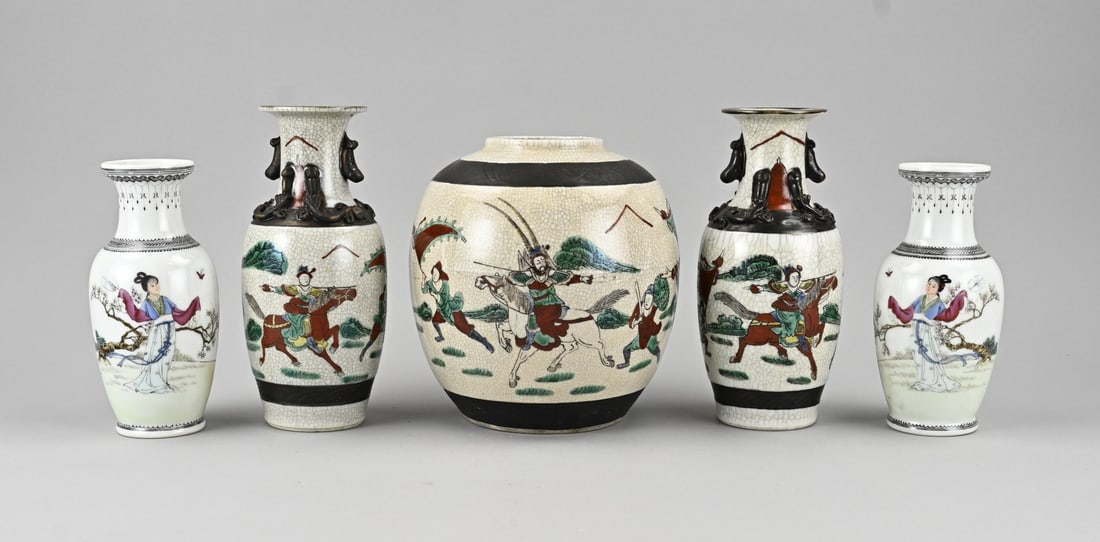 5x Chinese vase, H 17 - 20.5 cm.: Five diverse old/antique Chinese porcelain vases. Canton/Republic. 20th century. Dimensions: H 17 - 20.5 cm. In good condition.