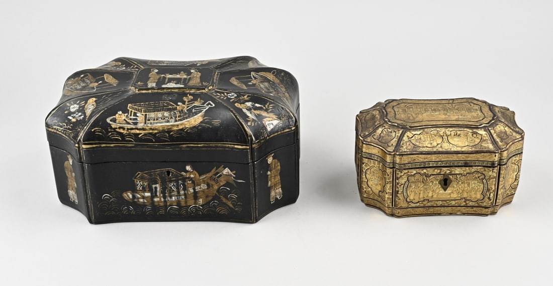 2x Chinese lacquer box: Two antique Chinese lacquerware lidded boxes with figurative depictions and gold decoration. Dimensions: 17 x 25 cm. In good condition.