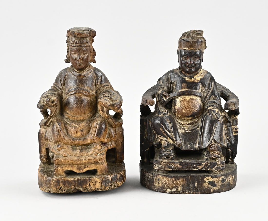 2x Chinese temple figure: Two antique Chinese carved wooden temple figures on a seat. 18th - 19th century. Dimensions: H 21 - 21.5 cm. In good condition.