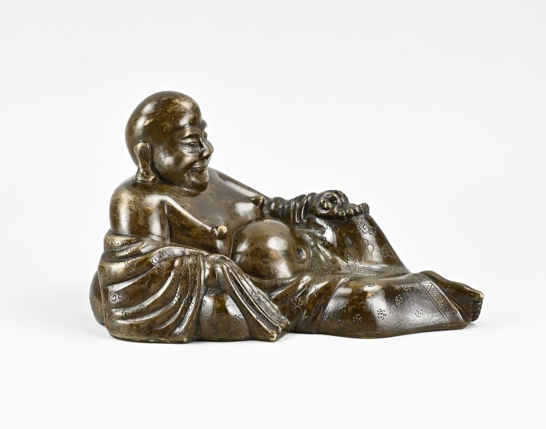 Bronze Buddha (reclining): Antique Chinese reclining Buddha in bronze with floral decoration. Dimensions: 14.5 x 23 x 16 cm. In good condition.