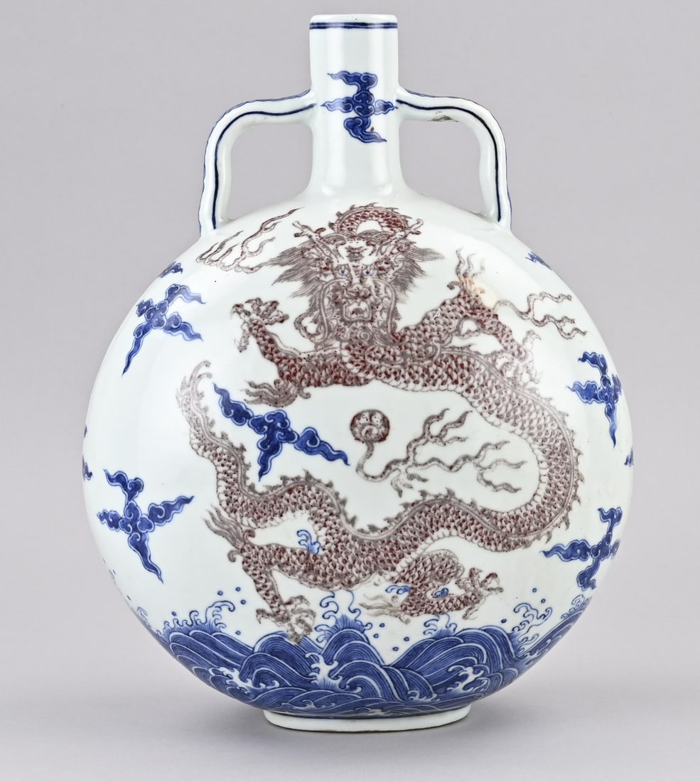 Chinese moon vase, H 32.3 cm.: Old Chinese porcelain moon vase with dragon decor. Bottom mark. Dimensions: H 32.3 cm. In good condition.
