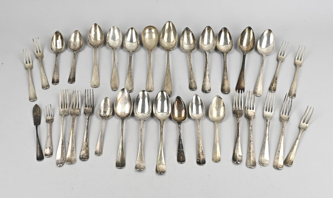 Various silver cutlery: Large lot of silver cutlery, mainly 833/000, with spoons and forks. Total silver approx. 1587 grams. And 1 plated spoon. In reasonably good condition.